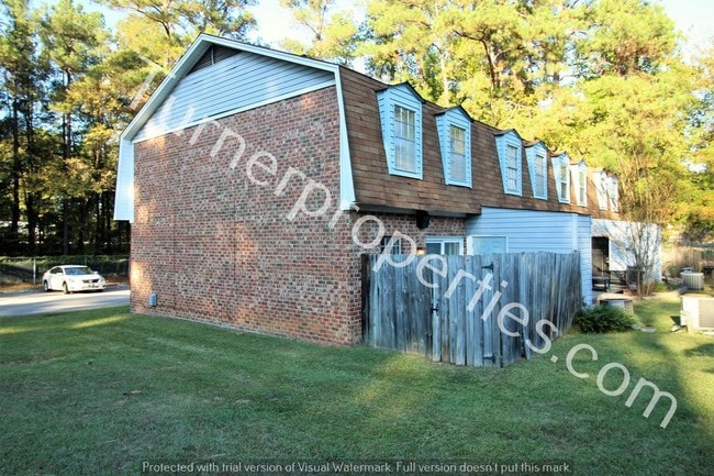 Building Photo - 1900 Devonwood Dr