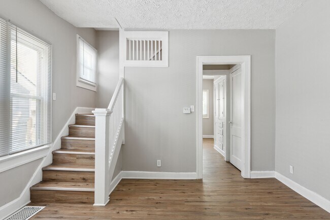 Foto del edificio - 619 N Gray St