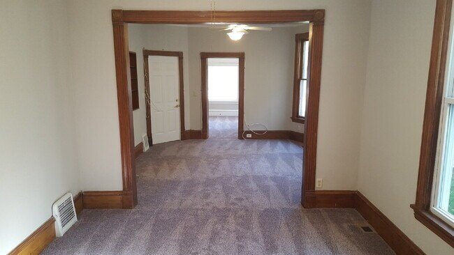 Building Photo - Charming 1-Bedroom Retreat on Colfax Ave – Your Cozy Minneapolis Haven Awaits!