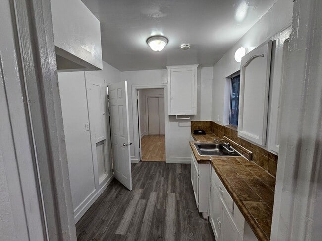 Building Photo - 713 1/2 West 57th Street