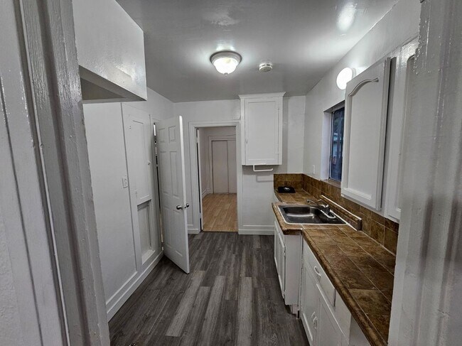 Foto del edificio - 713 1/2 West 57th Street