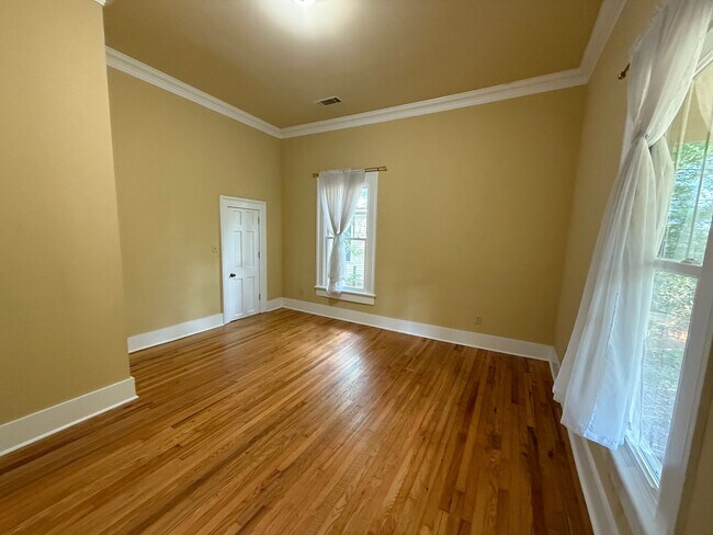 Building Photo - Beautiful Remodeled Home in Normaltown Athens!!