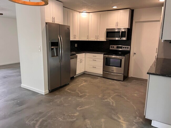 Building Photo - 9596 Richmond Cir