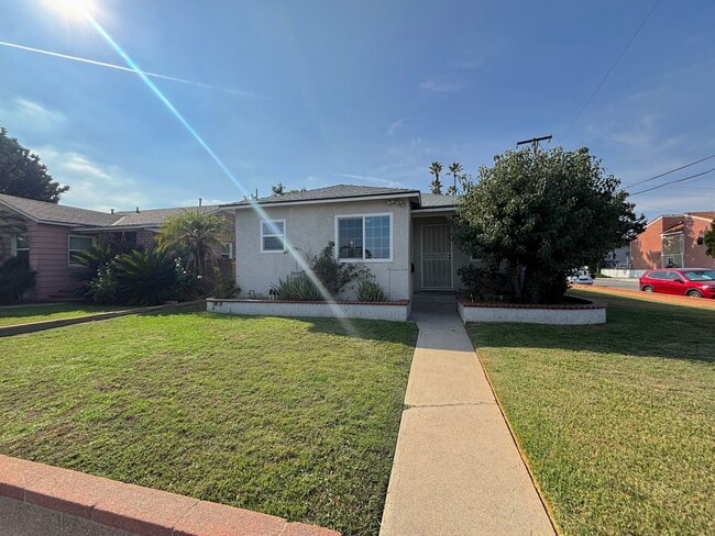 Building Photo - Spacious 2 Bedroom Home with 2 Bonus Rooms