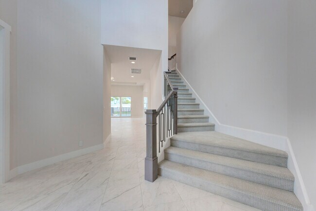 Building Photo - 9300 Crestview Cir