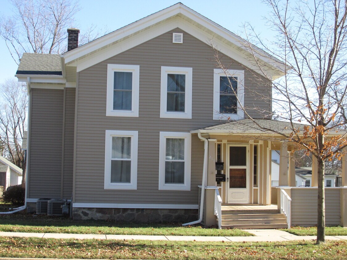 211 N Wisconsin St, Elkhorn, WI 53121 Townhome Rentals in Elkhorn WI