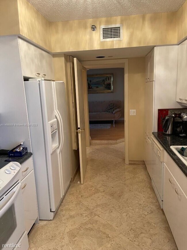Building Photo - 2 br, 2 bath Condo - 16445 Collins Ave Apt...
