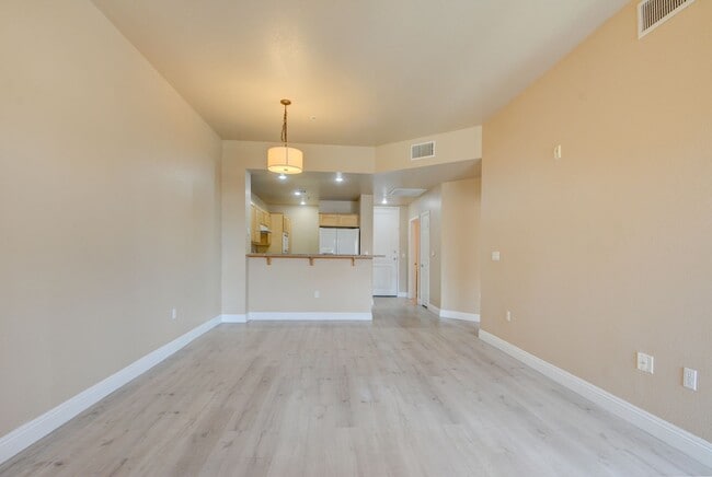 Building Photo - Park Avenue Mid Rise Condo. All HOA Amenit...