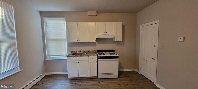 Building Photo - 5526 N Mascher St