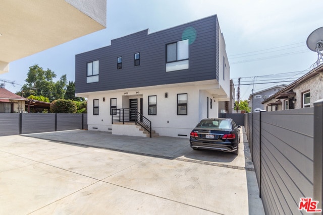 Building Photo - 640 N Heliotrope Dr