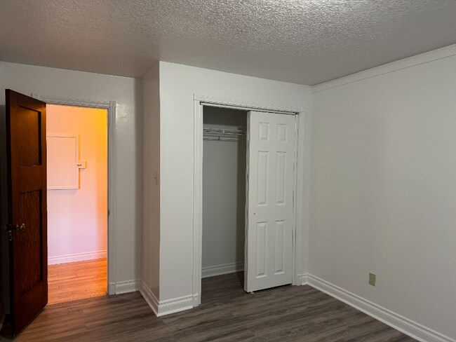 Foto del edificio - 218 E 3rd St