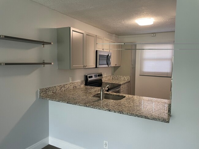 Building Photo - 114 Royal Pk Dr