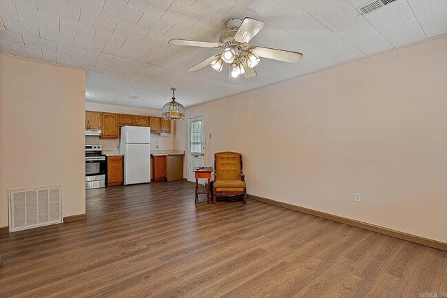 Building Photo - 323 Perry St