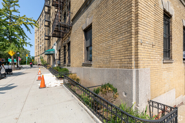 Building Photo - Cloister Apartments