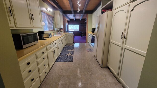 Building Photo - Spacious 6 Bedroom 5 Bathroom Within Walki...