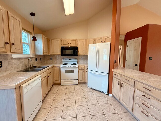 Foto del edificio - 5-Bed, 2.5-Bath Home Near MacIntosh Lake with Hardwood Floors, Gas Fireplace, and Finished Basement
