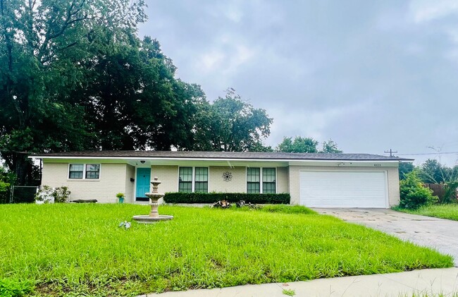 Foto del edificio - North Jax Home with lots of extras!