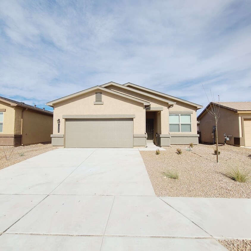 Primary Photo - 3 bed 2 bath home in Huning Ranch!