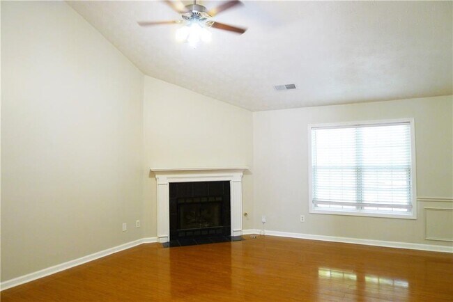 Foto del edificio - 327 Lee Miller Dr