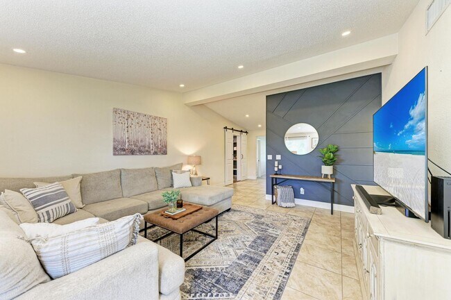 Foto del edificio - Now Available! Annual Furnished Rental in ...