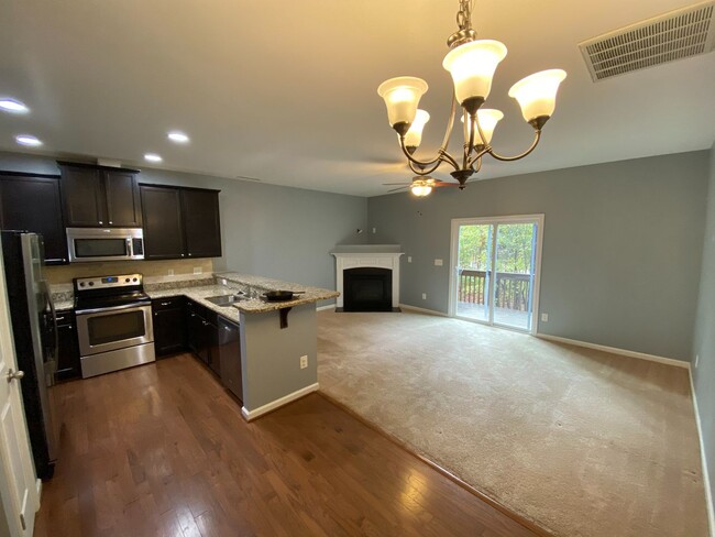 Foto del edificio - Like-New Townhome in Prime SW Durham Locat...