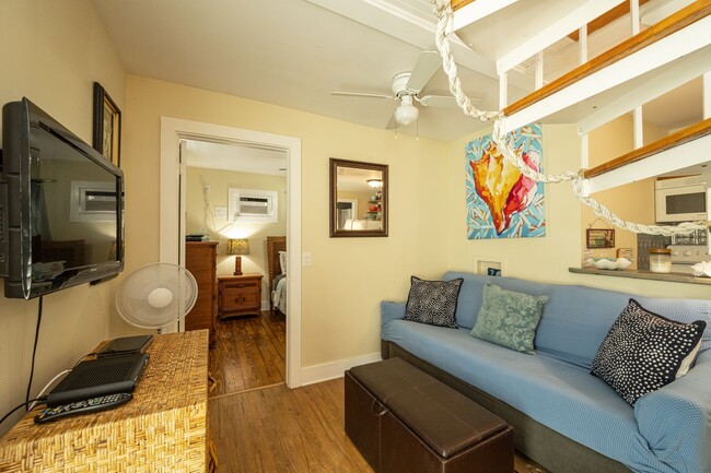 Building Photo - Old Town Apt Steps From Duval