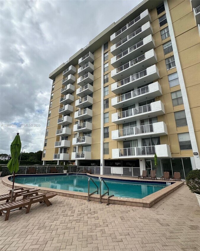 Foto principal - 2000 NE 135th St