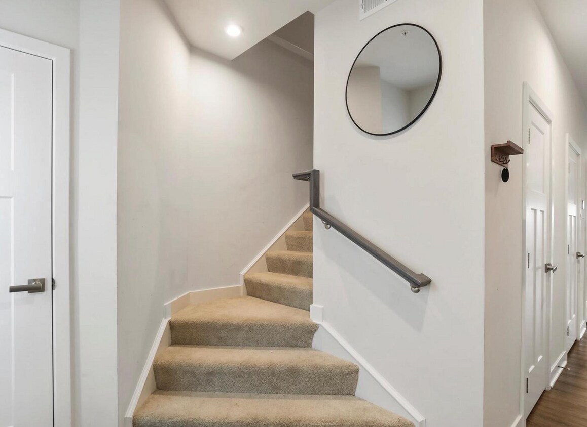 Foto del edificio - End unit 3-Bed Townhouse in Rolling Hills
