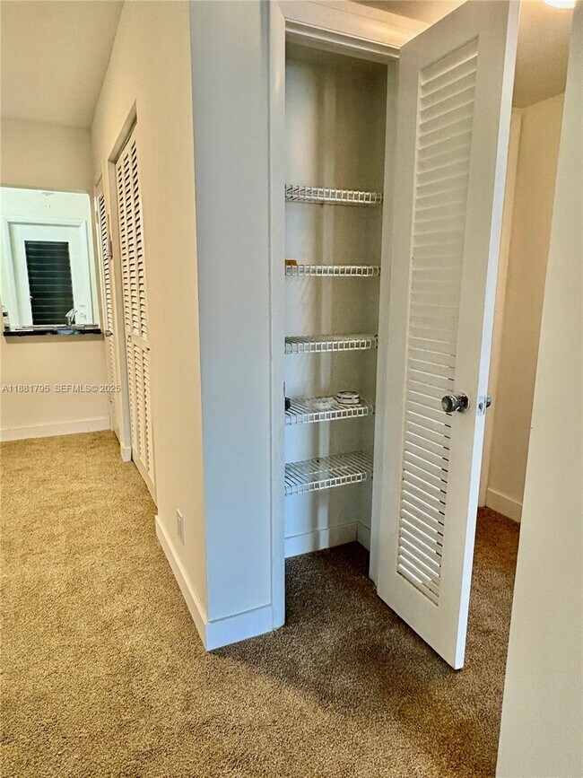 Foto del edificio - 300 Golden Isles Dr