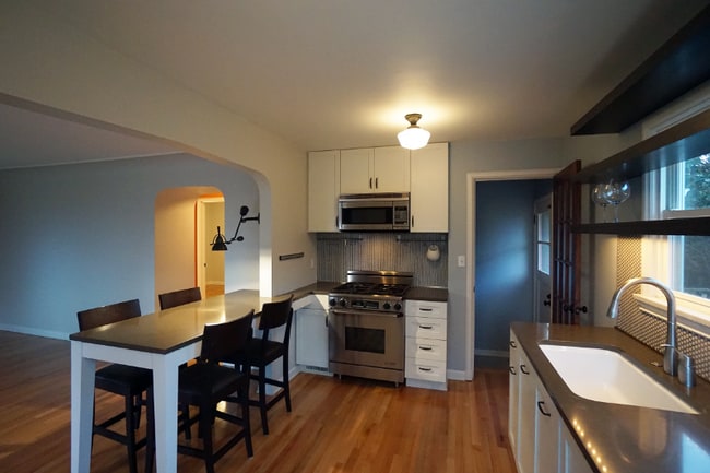 Foto del edificio - 7149 34th Ave SW