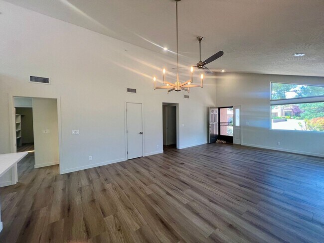 Foto del edificio - Unfurnished, 1-year long-term rental, Procure Only