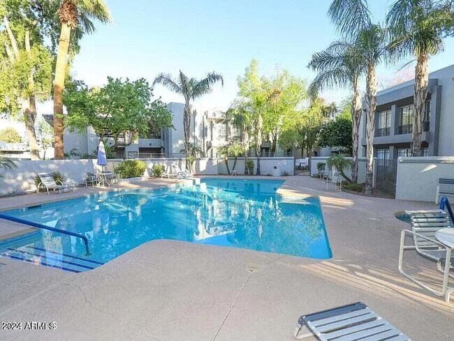 Foto del edificio - 1-bedroom unit offers soaring ceilings, a bright open layout