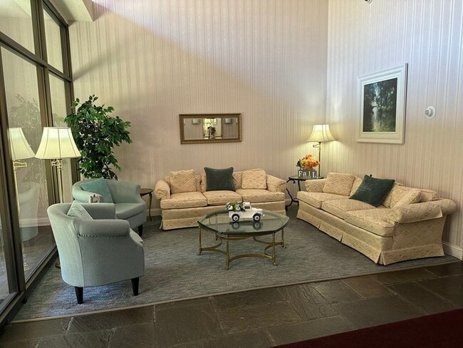 Building Photo - 2 Summit Dr