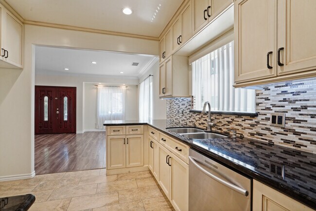 Building Photo - 5426 Lemon Grove Ave