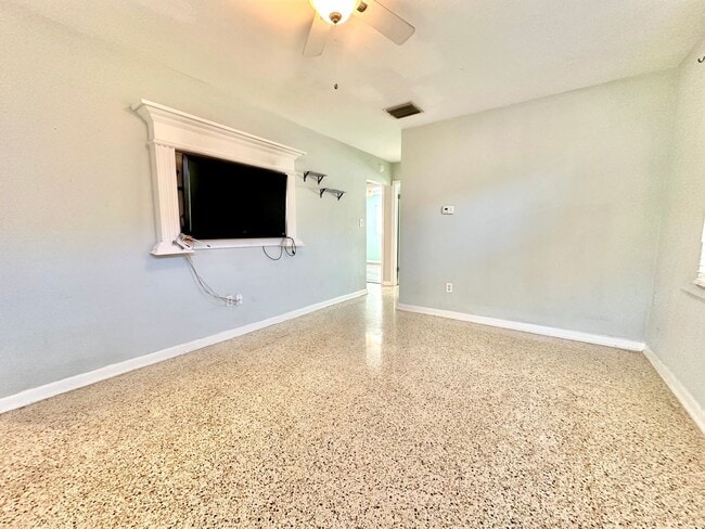 Building Photo - Bright & cozy 2bedroom 1bath home with out...