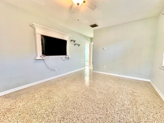 Foto del edificio - Bright & cozy 2bedroom 1bath home with out...