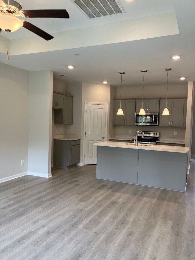 Foto del edificio - Nearly New 3BR/3BA Condo in Fairview