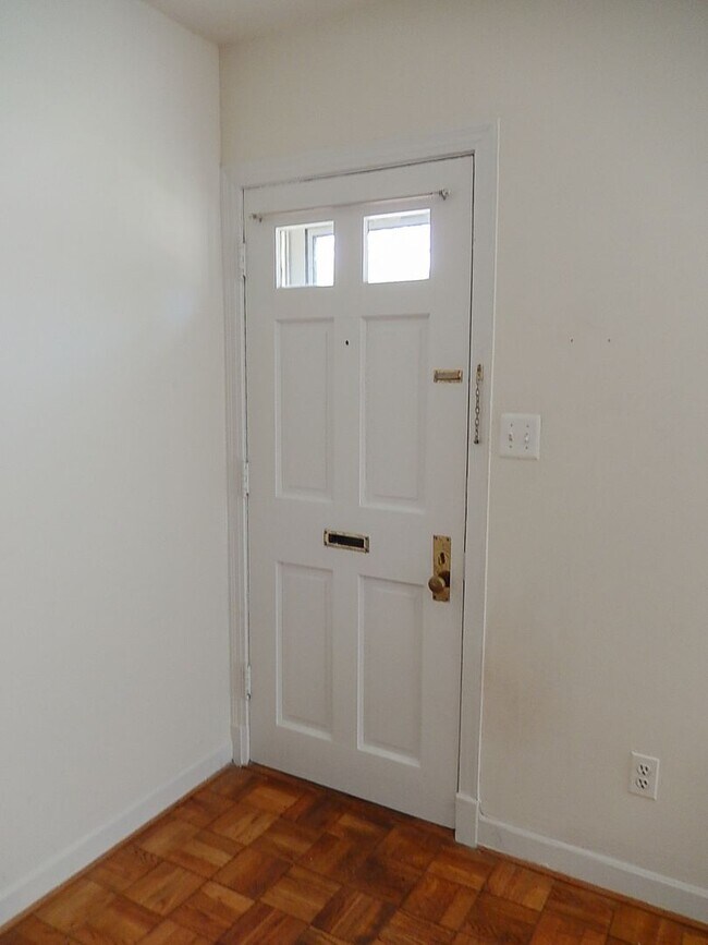 Foto del edificio - Sun-Filled & Well-Maintained 1 Bed 1 Bath ...