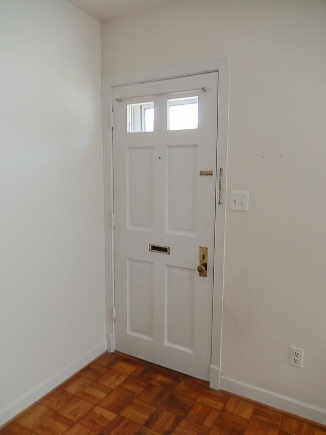 Foto del edificio - Sun-Filled & Well-Maintained 1 Bed 1 Bath Interior Townhome In Arlington Village