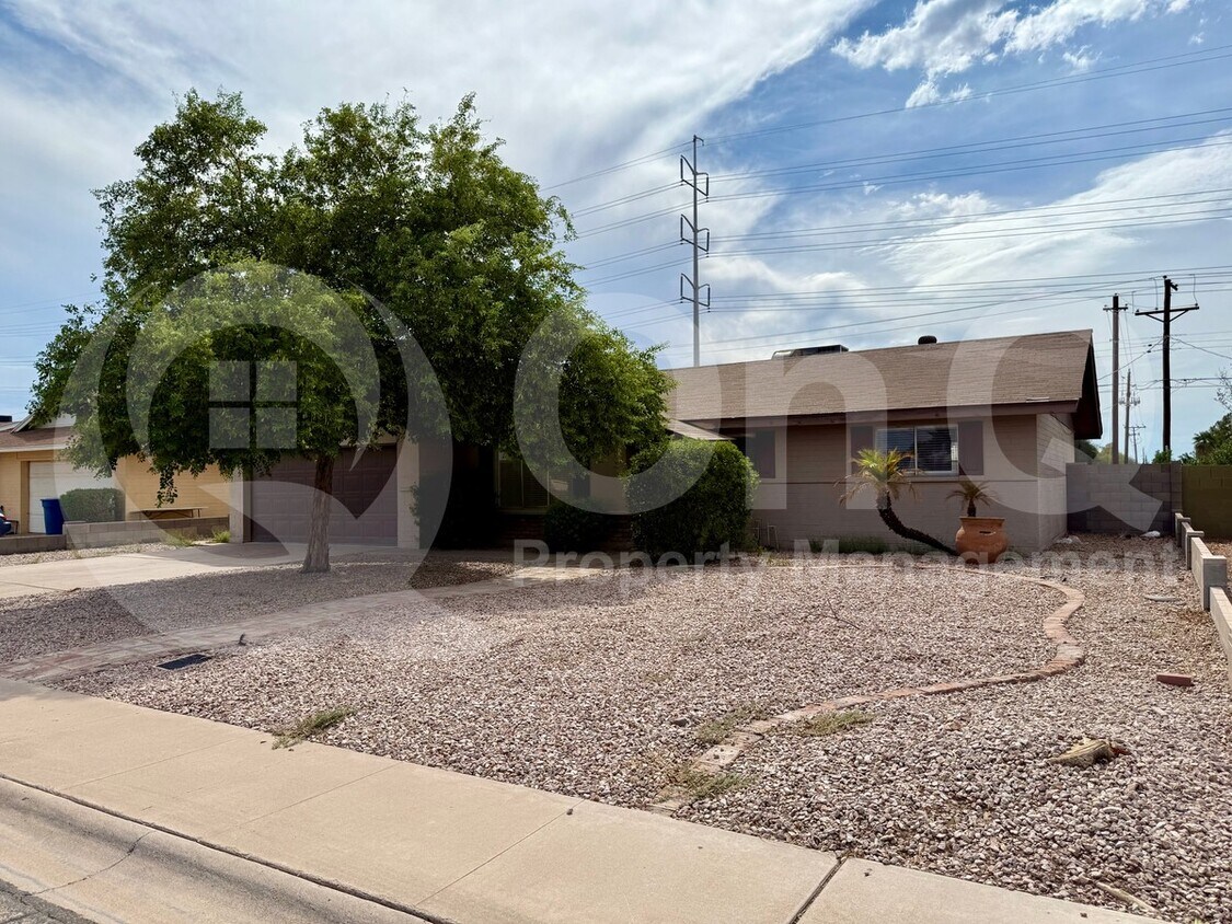 Primary Photo - 3006 S Dromedary Dr