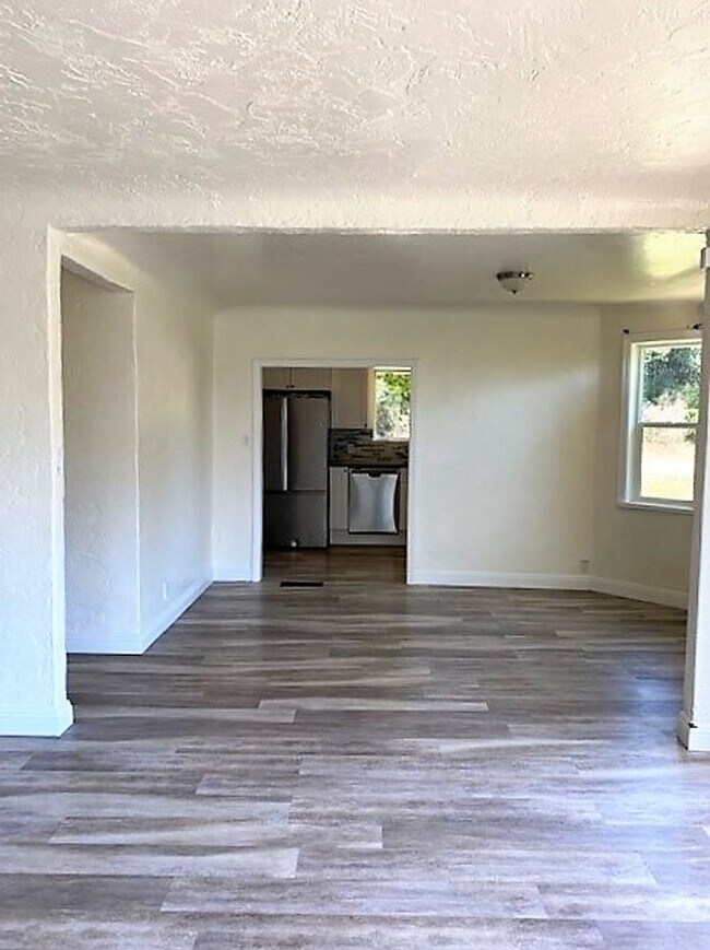 Foto del edificio - Spacious Home in Shasta Lake City!!