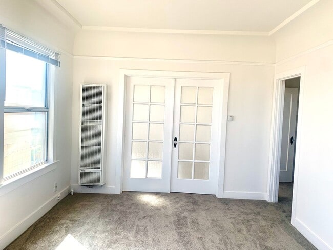Building Photo - Exceptional Location! Sun Filled Top Floor...