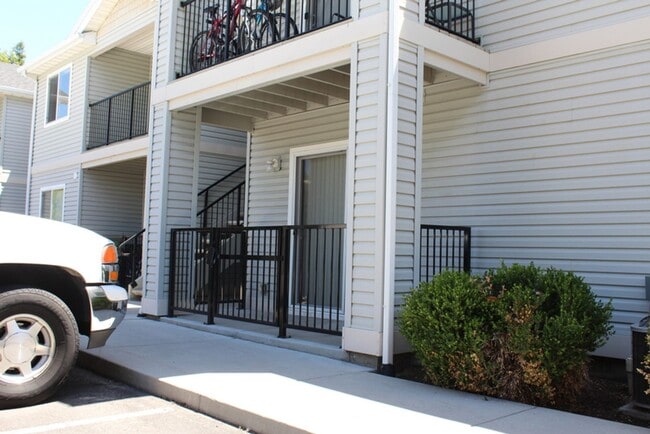 Building Photo - Two Bedroom Two Bath Ground Floor Condo for Rent!
