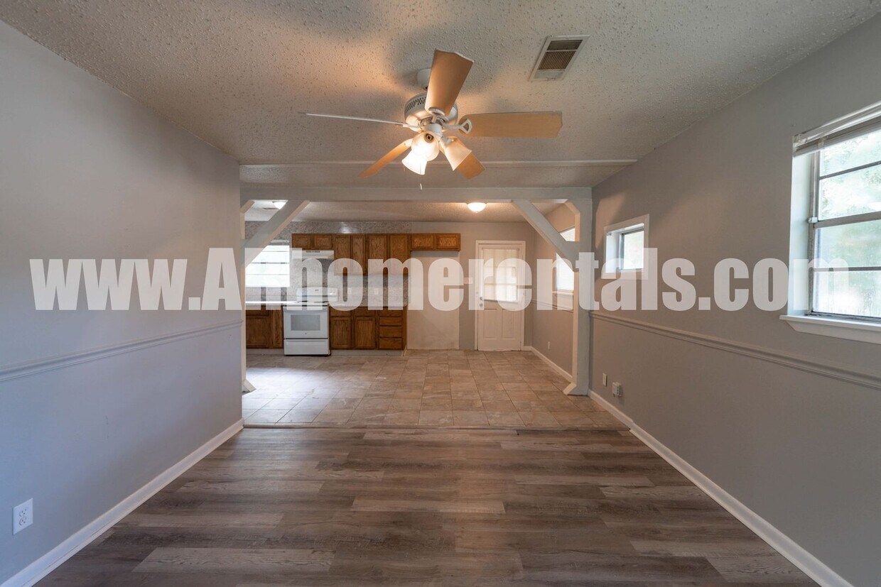Foto principal - 908 Greenlea Dr