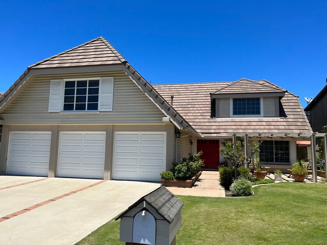 Welcome! 3-car Garage - 8561 Windlass Dr