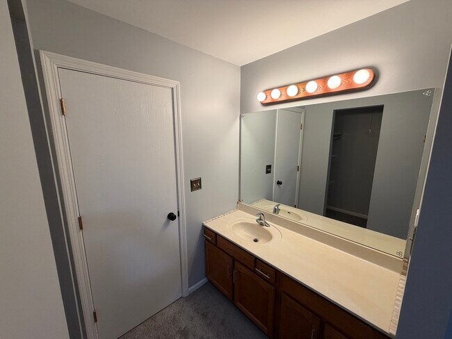 Foto del edificio - 743 Sterling Ct