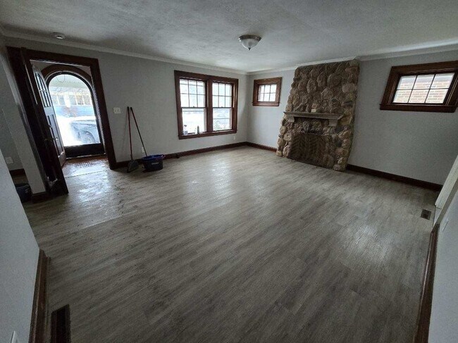 Building Photo - 2483 La Salle Ave