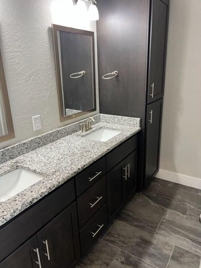 Building Photo - Beautiful duplex less than a year old! 3 b...