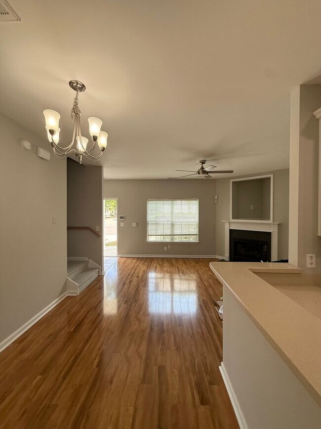 Foto del edificio - Move in Ready Three Bedroom Townhome in West Ashley