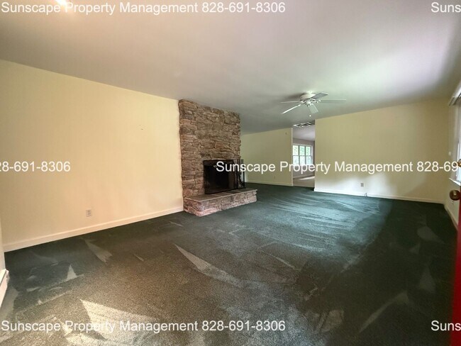 Foto del edificio - Spacious home in Fairview NC